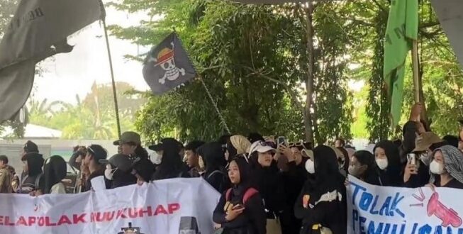 Demo di Makassar Bikin Kaget, Senjata Beneran atau Cuma Gimmick, Ya?