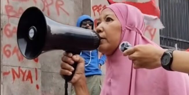 Heboh Video Ibu-ibu Jilbab Pink Omel Prabowo, Dukung Anies Presiden, Beneran Gak Sih?